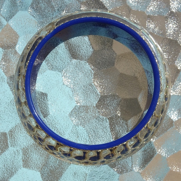 Vintage Retro 80s Lucite Big Blue Resin Bangle Gold Chain Statement Bracelet - Picture 3 of 8